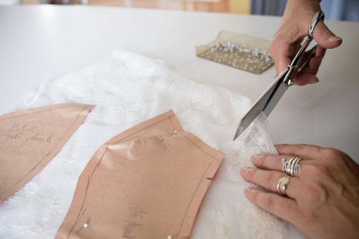 Suite des retouches - Creation - Salon de mariage à Pérouges - Souffle de Soie